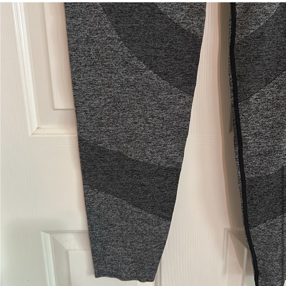 Victoria Secret’s PINK leggings - Picture 4 of 6